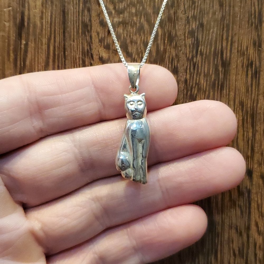 18 Inch 925 Sterling Silver Tarnished Sitting Cat Pendant Necklace